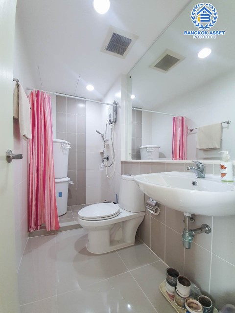 ******ทาวน์โฮมมือสอง ม.บ้านกลางเมือง พระราม9 บ้านสไตล์คนเมือง 3 ชั้น ภายในสวยมาก สภาพเทียบเท่ามือ1 มีบิ้วท์อินเค้าท์เตอร์ครัวให้แล้ว เนื้อที่ 18.5 ตร.ว. ห้องนอน 3 ห้องน้ำ 2 ที่จอดรถ แถมแอร์ 4 เครื่อง และเครื่องทำน้ำอุ่น 2 เครื่อง บนทำเลติดถนนใหญ่ ที่เชื่อมต่อถนน ถ.กาญจนาภิเษก วงแหวนกาญจนาภิเษก ใกล้ทางด่วนพระราม 9-มอเตอร์เวย์ และ แอร์พอร์ตลิ้งค์ สถานีหัวหมาก